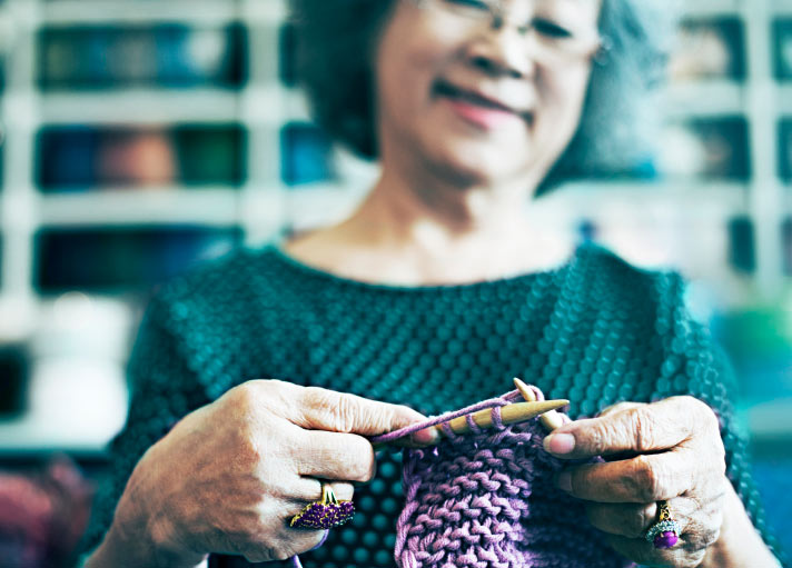 mulher tricotando